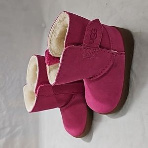 Kids pink Ugg boats size us 02/03
